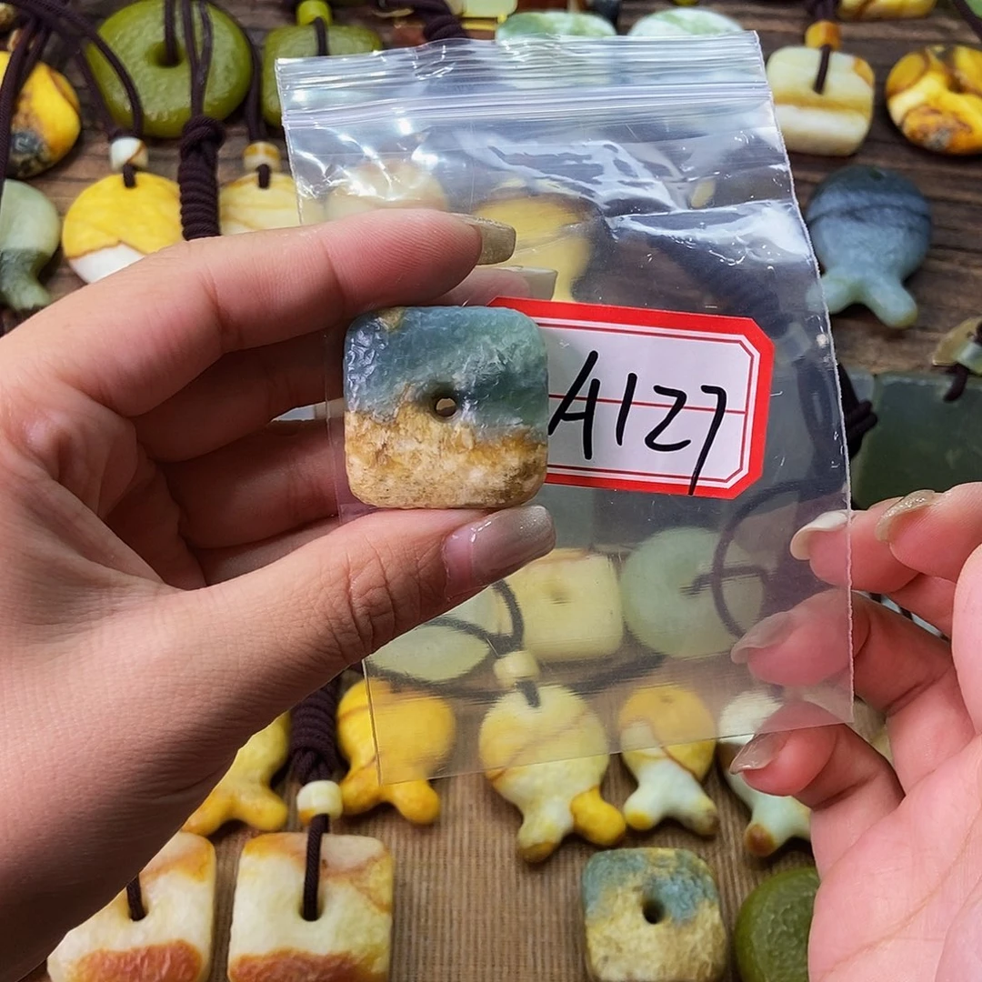 未镶嵌蛇纹石玉挂件浮*丶