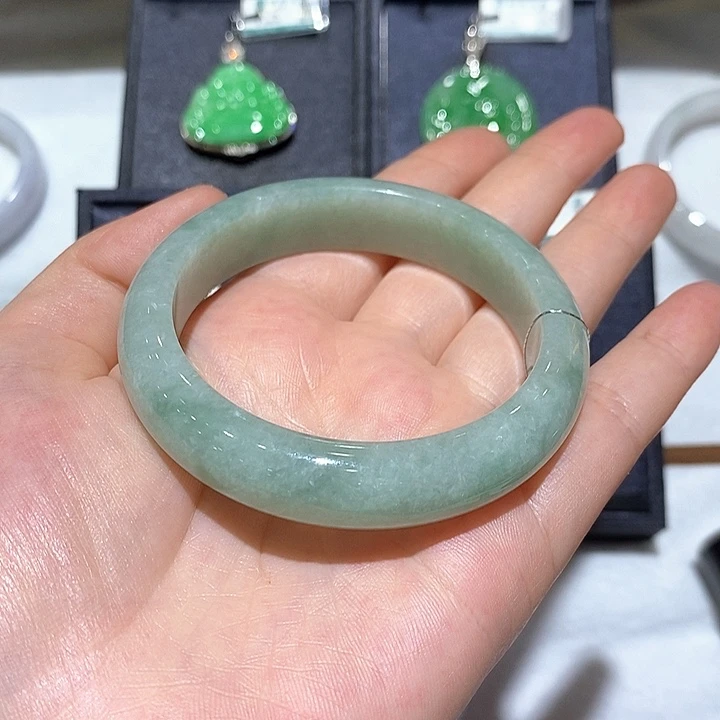 翡翠手镯未镶嵌翡翠手镯