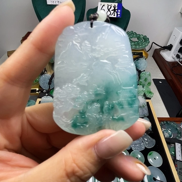 翡翠未镶嵌颈饰山水