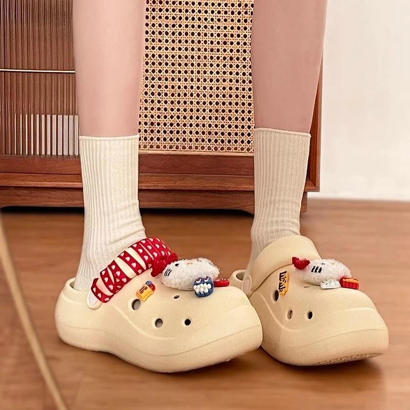 可爱卡通踩屎感软底洞洞鞋2025春季新款厚底防滑包头凉拖鞋女外穿