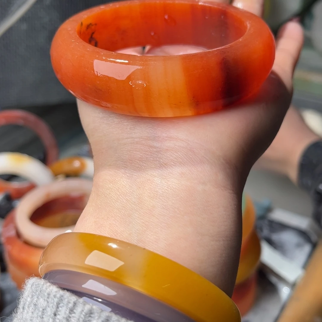 用***人石英质玉未镶嵌手镯定制