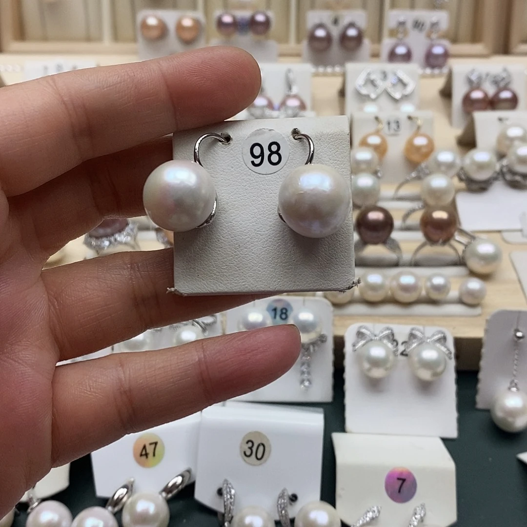 阳***灵银S925镶嵌淡水珍珠颈饰