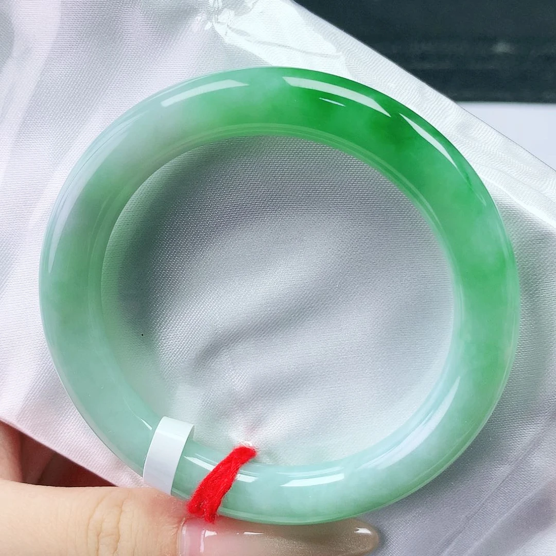 翡翠手镯未镶嵌55圈