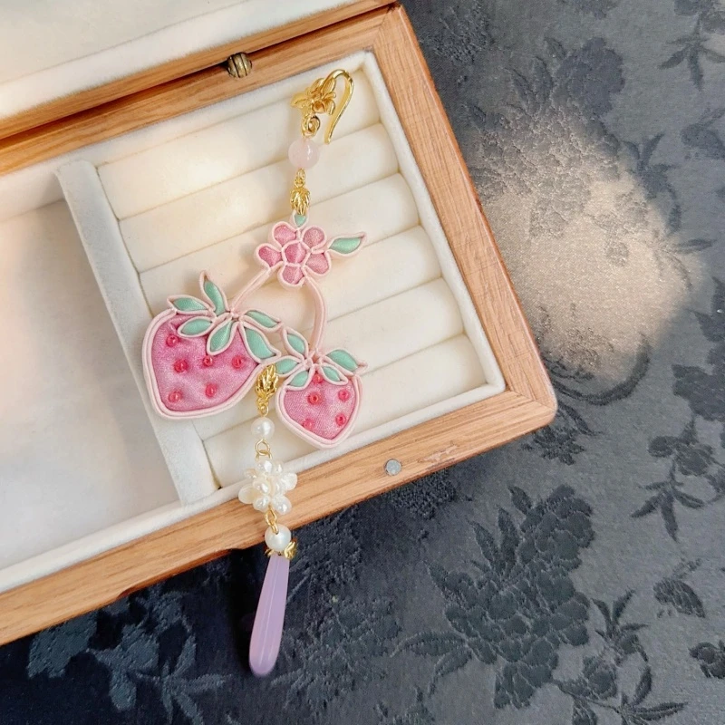 非金属布艺胸针 草莓胸针可爱精致小饰品百搭手工压襟挂件 莓烦恼