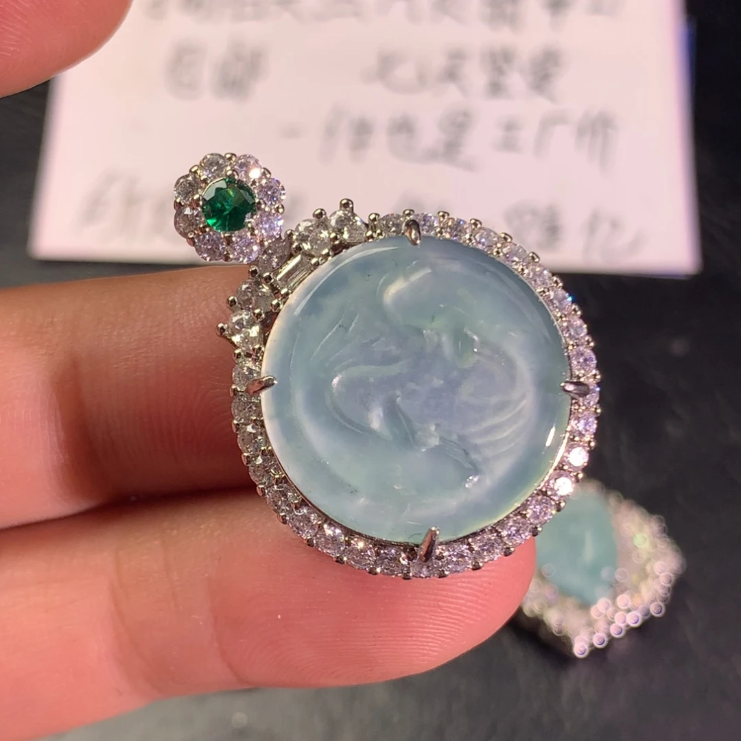翡翠未镶嵌颈饰与你相伴