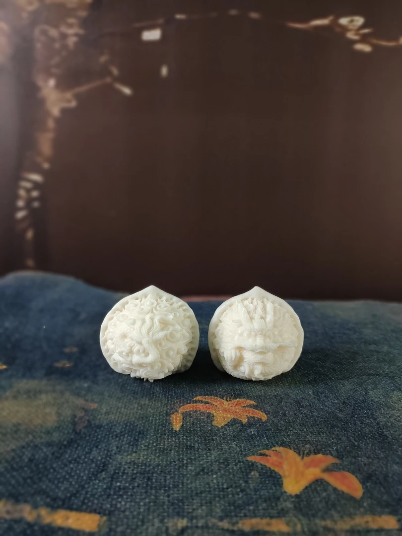 ZH2145-龙纹浮雕核桃一对