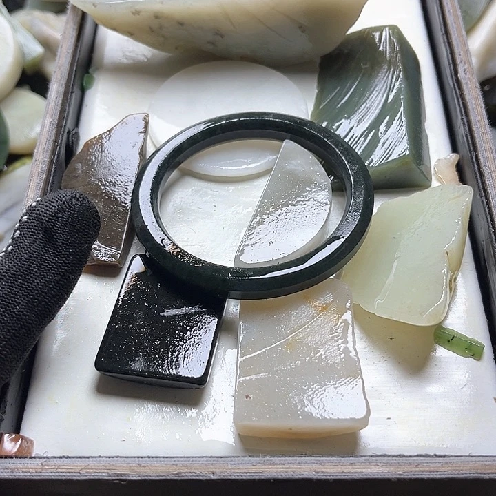 和田玉（糖玉）和田玉边角料9K金镶嵌了*