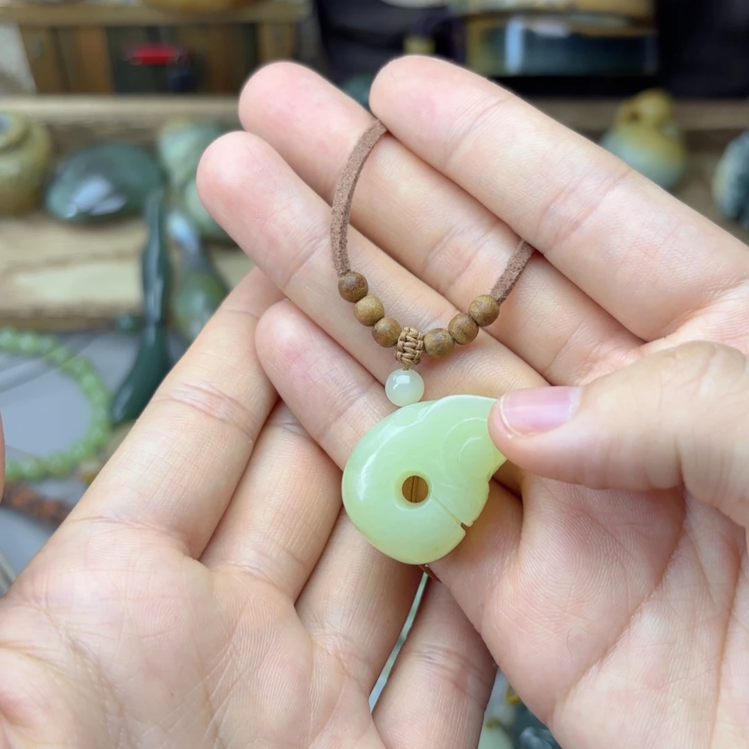 颈饰未镶嵌透闪石质玉