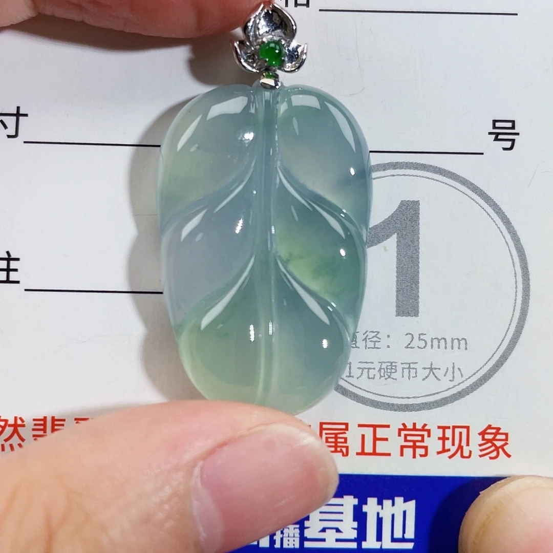 翡翠18K金镶嵌颈饰吊坠