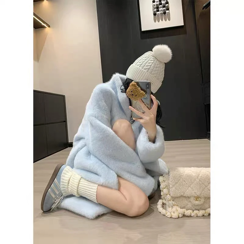 女士长款天蓝色貂绒外套
