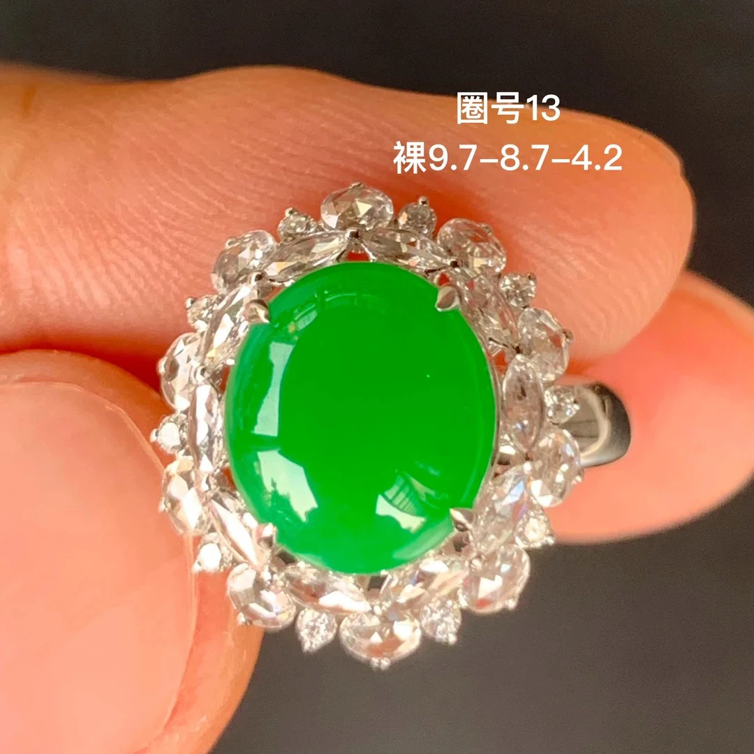高冰满绿蛋面天然翡翠戒指 镶嵌精致 高级感玉石