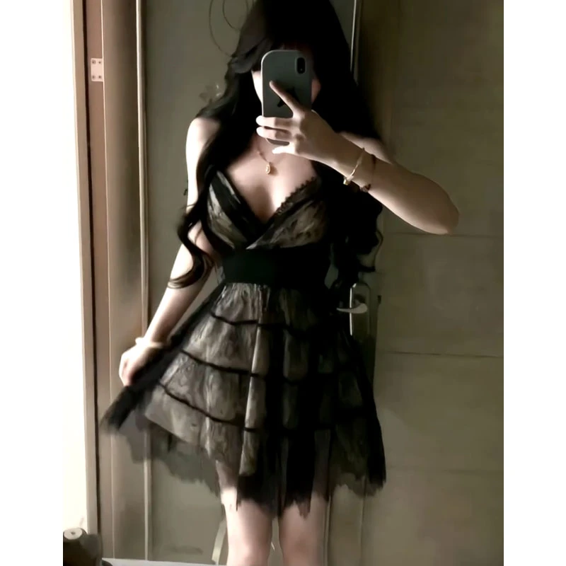 蕾丝拼接纯欲风v领吊带连衣裙女秋新款显瘦收腰裙子辣妹修身短裙