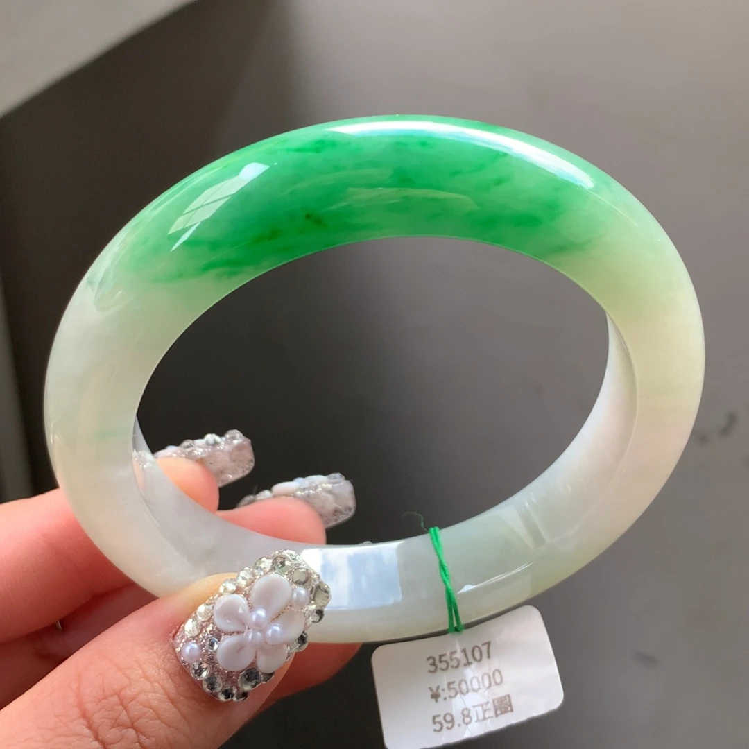 翡翠手镯未镶嵌一手）冰绿厚装正圈，实价55000