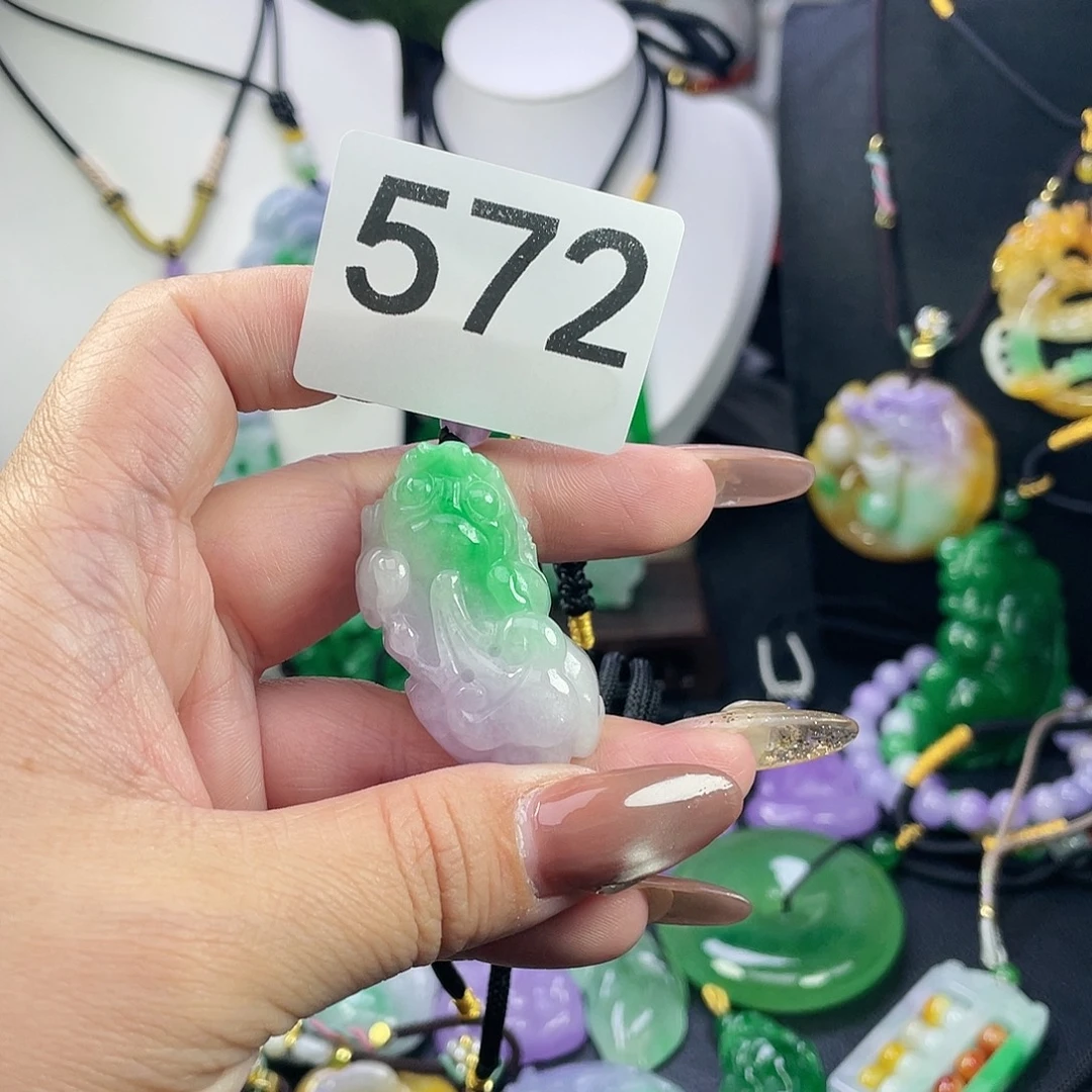 翡翠未镶嵌吊坠(赠链)