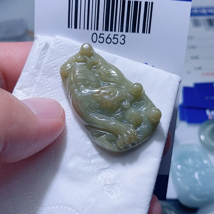翡翠未镶嵌颈饰一
