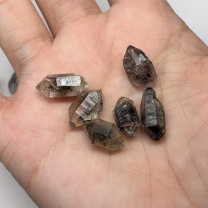 A****颈饰水晶未镶嵌6颗闪灵钻