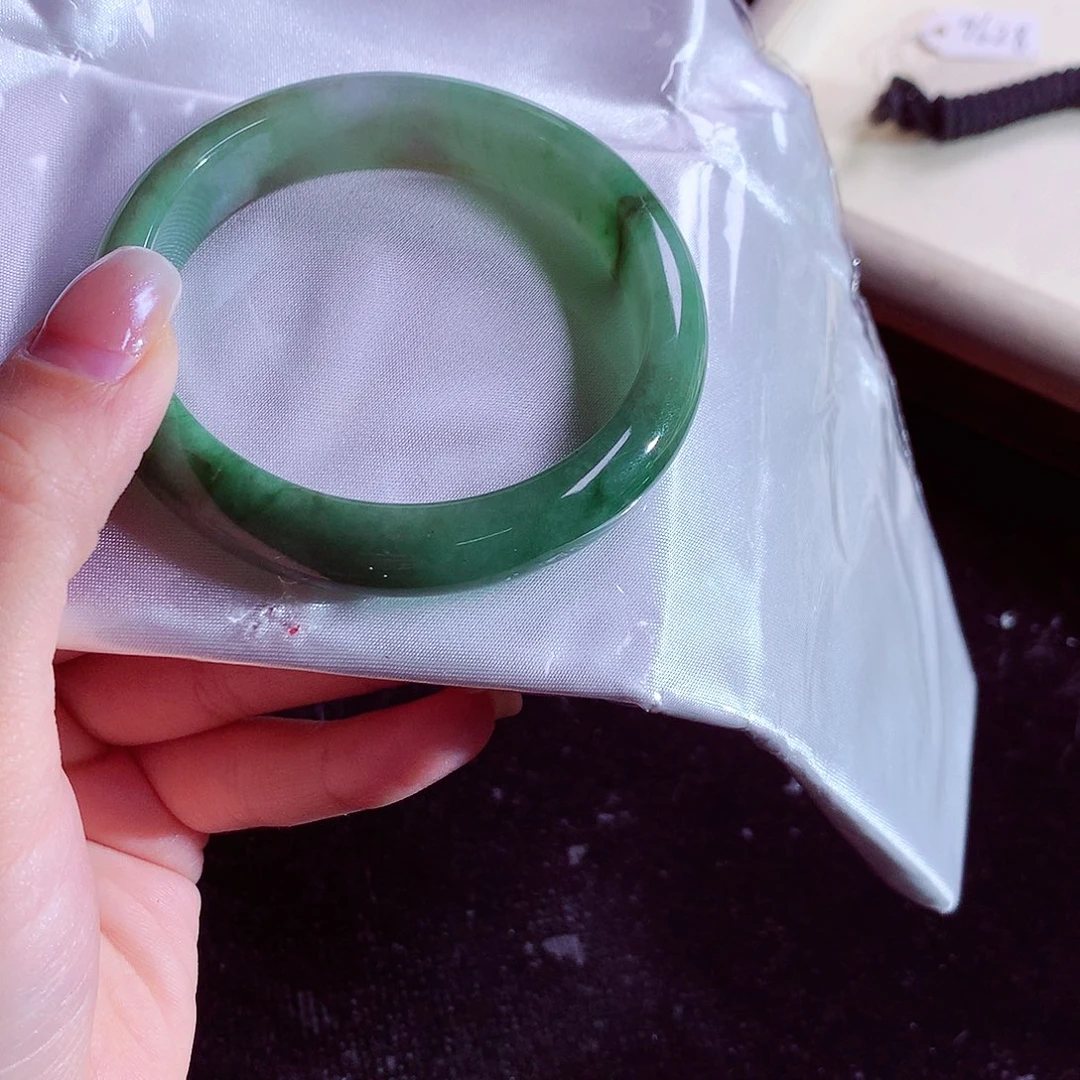 颈饰未镶嵌翡翠小**姐天然