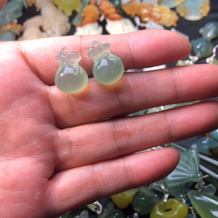 佑***贝蛇纹石玉未镶嵌耳坠