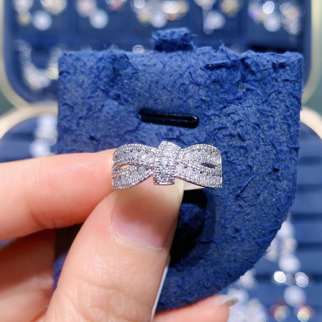 【闪购商品】铂Pt850镶嵌戒托钻石蝴蝶结排戒