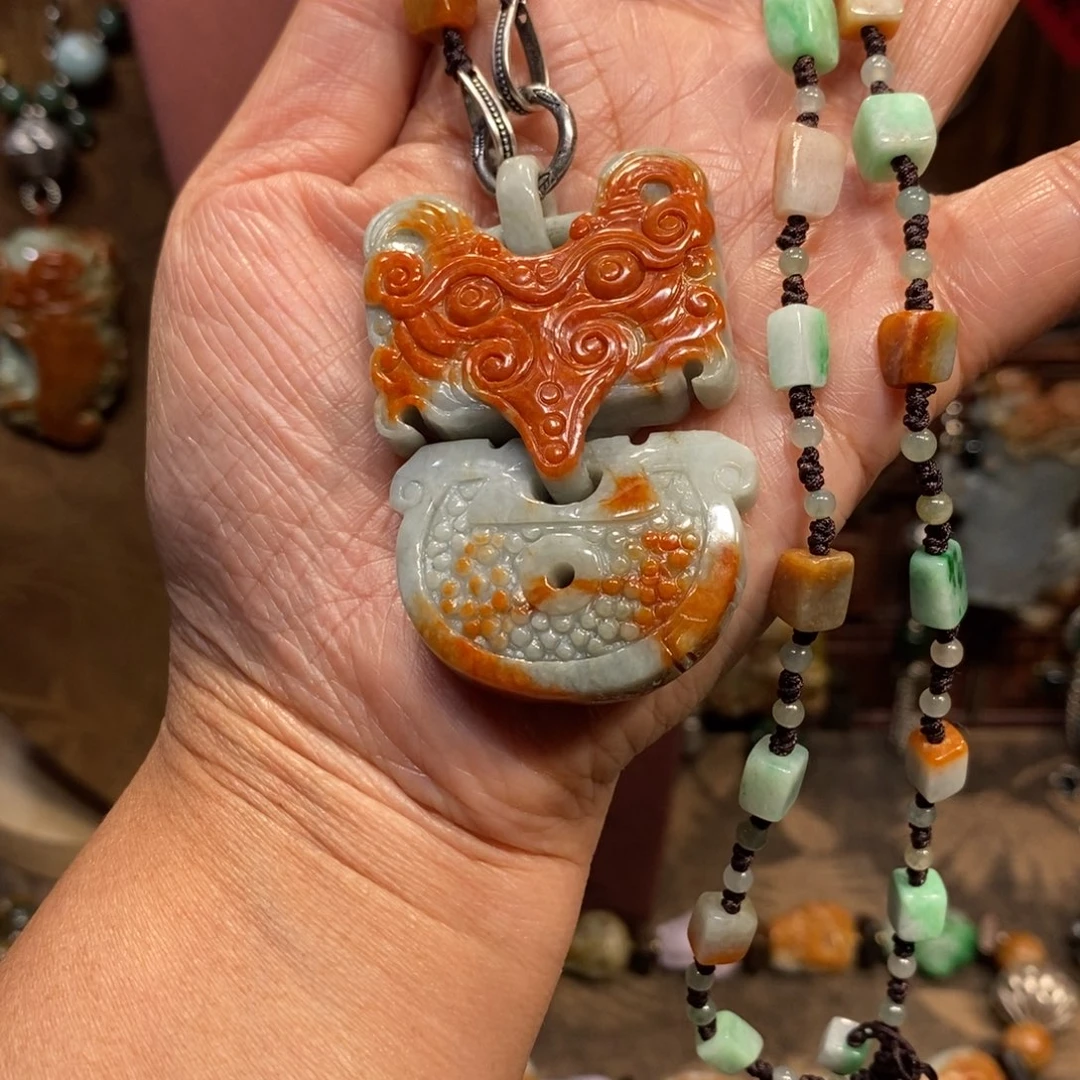 翡翠吊坠(赠链)未镶嵌