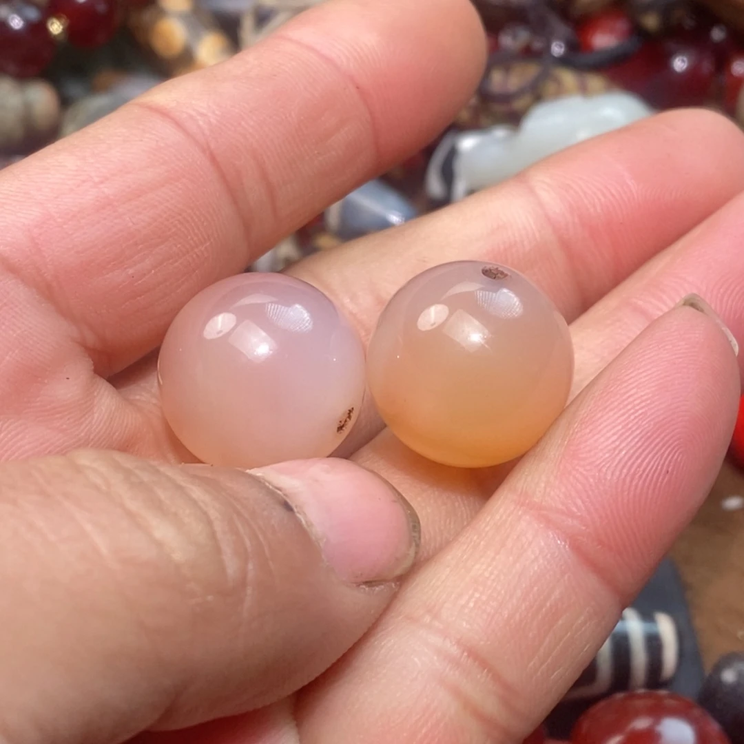 未镶嵌珠子的颜色是蓝色玛瑙/玉髓