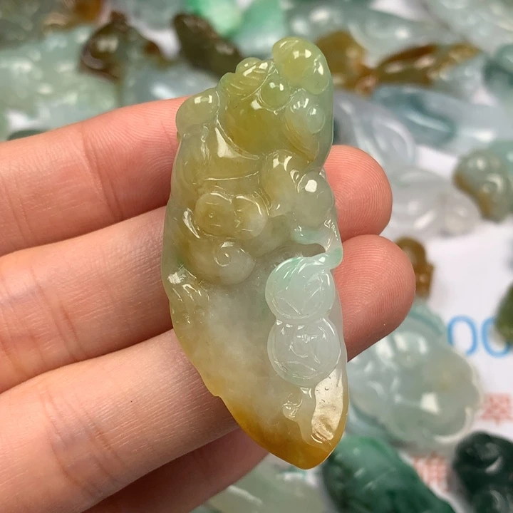 宛***生颈饰未镶嵌翡翠翡翠