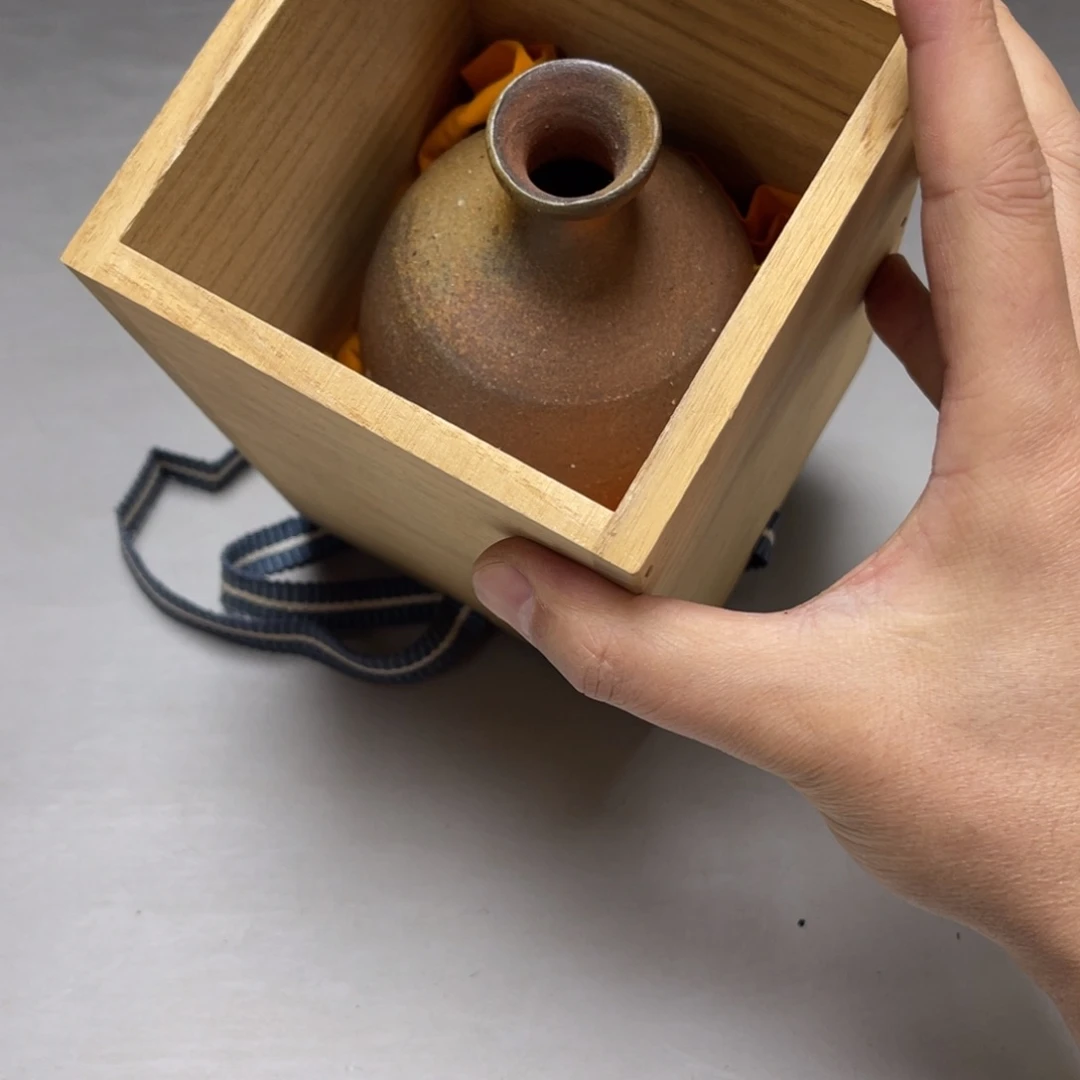 瓷片芳*密密麻麻地排列着一个