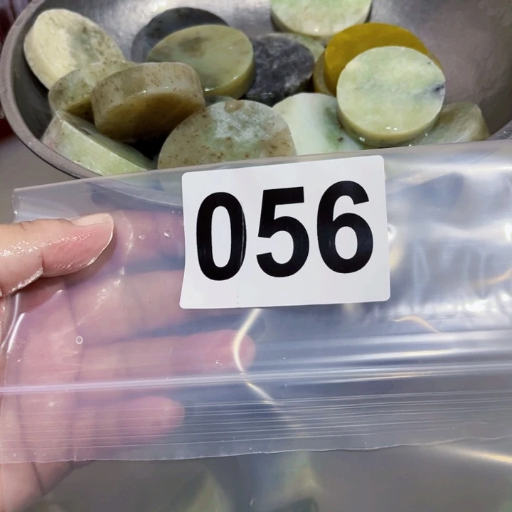 未镶嵌蛇纹石玉珠宝半成品