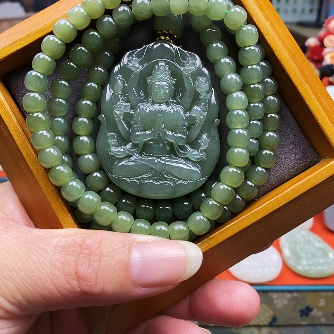 颈饰未镶嵌和田玉千手观音属鼠配戴