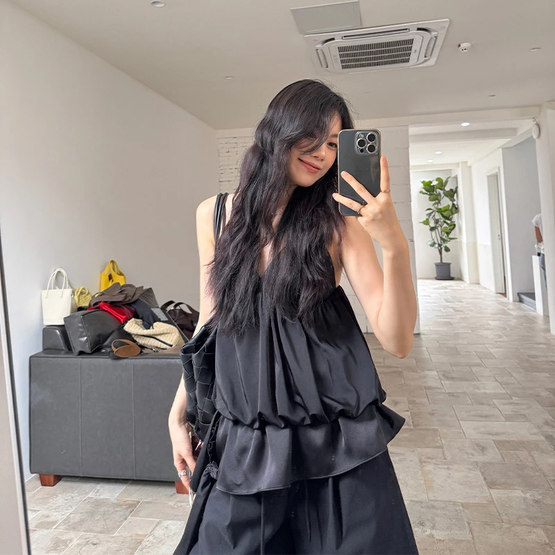 Seyora【黛拉】复古黑色V领吊带缎面质感蓬蓬无袖背心 D33048SY52