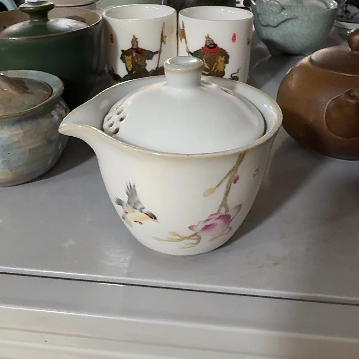 主人杯一个，瓷。。主人