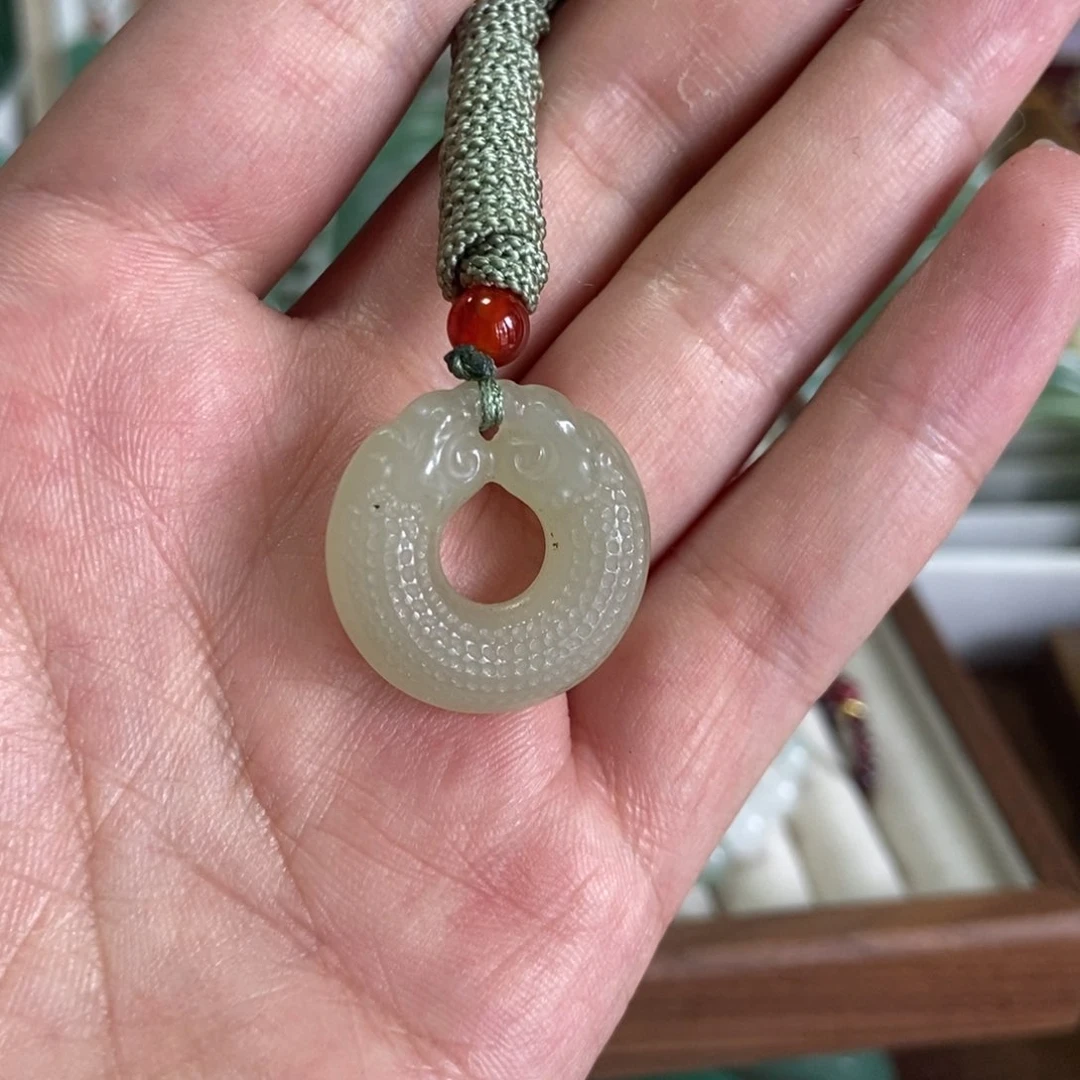 石英质玉未镶嵌颈饰张****！