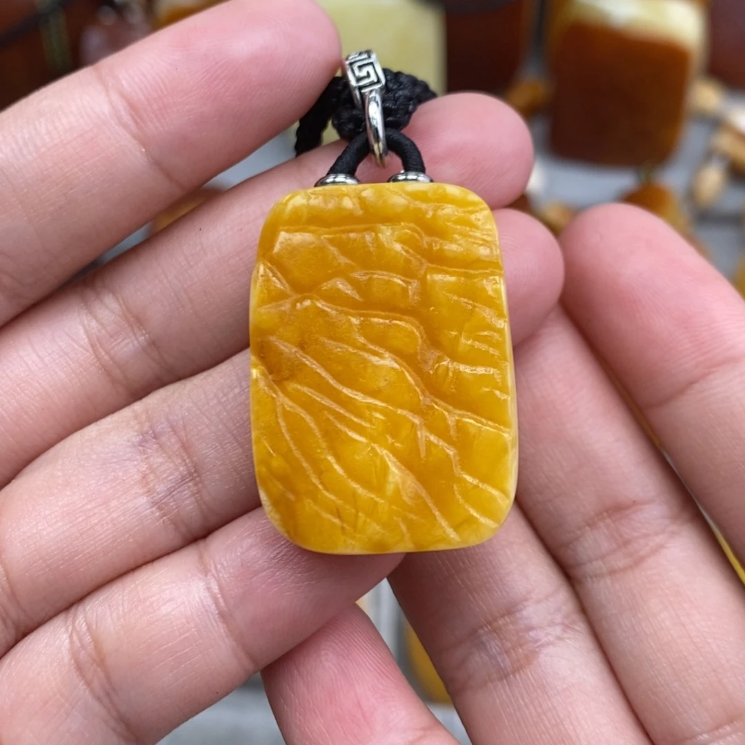 琥珀吊坠(赠链)未镶嵌木**?