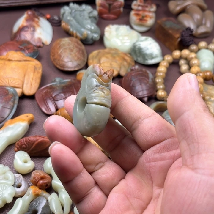 颈饰未镶嵌岫岩河磨玉（透闪石质玉）