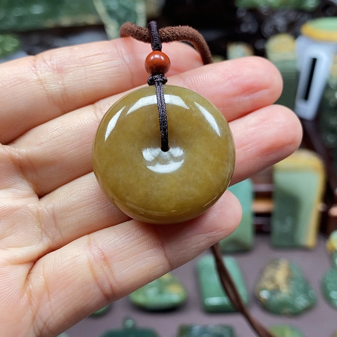 颈饰未镶嵌岫岩老玉（透闪石质玉）