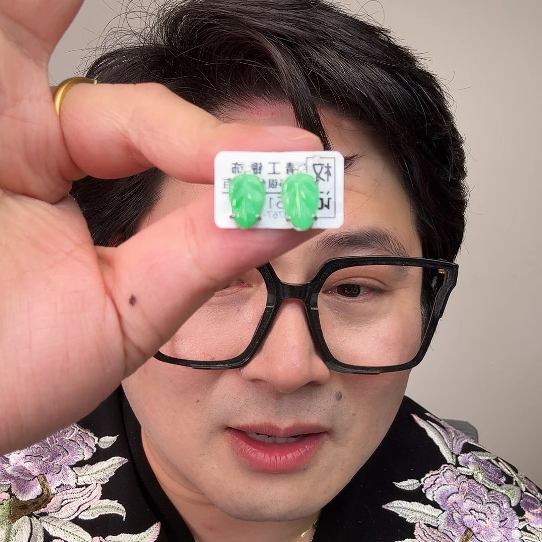 翡翠未镶嵌颈饰一对