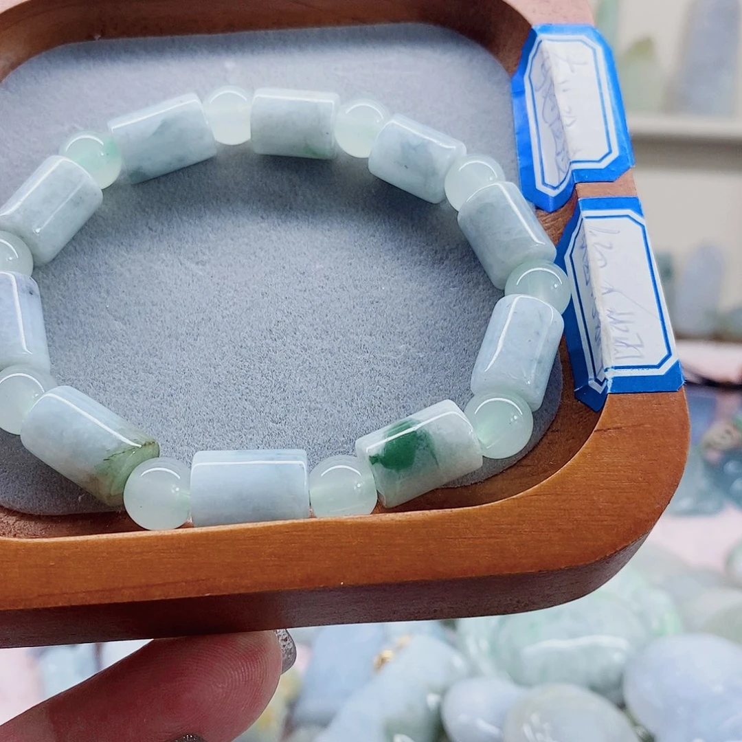 颈饰未镶嵌翡翠微瑕