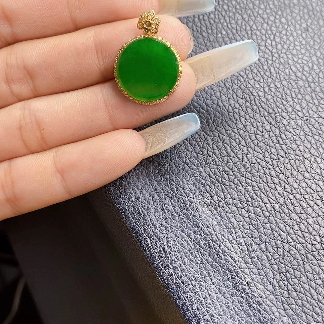 翡翠18K金镶嵌颈饰翡翠