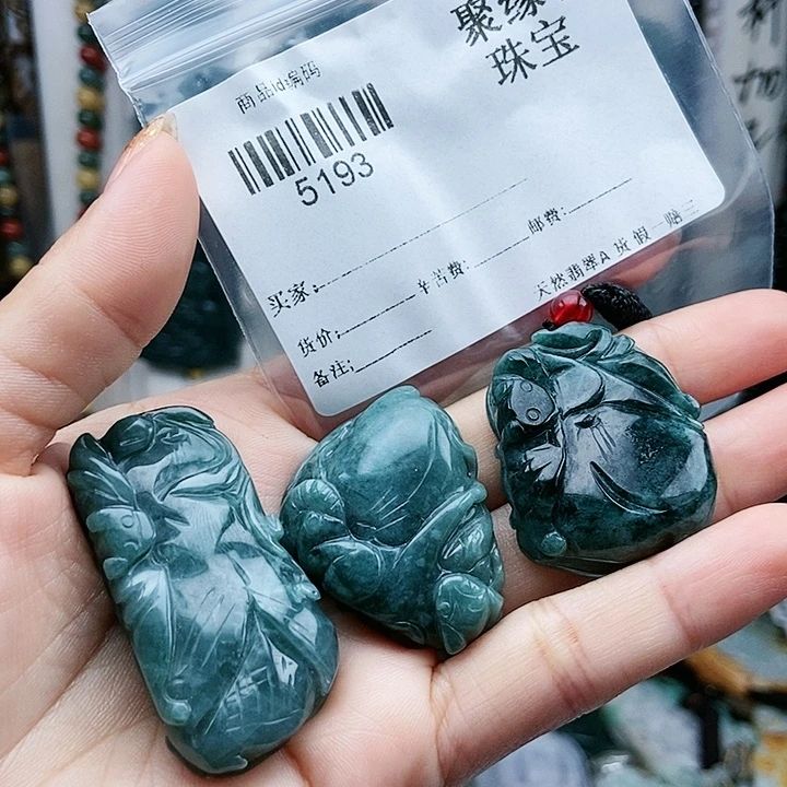 颈饰足铂镶嵌翡翠翡翠