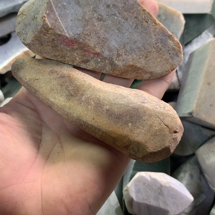路***过裸石翡翠取手把件
