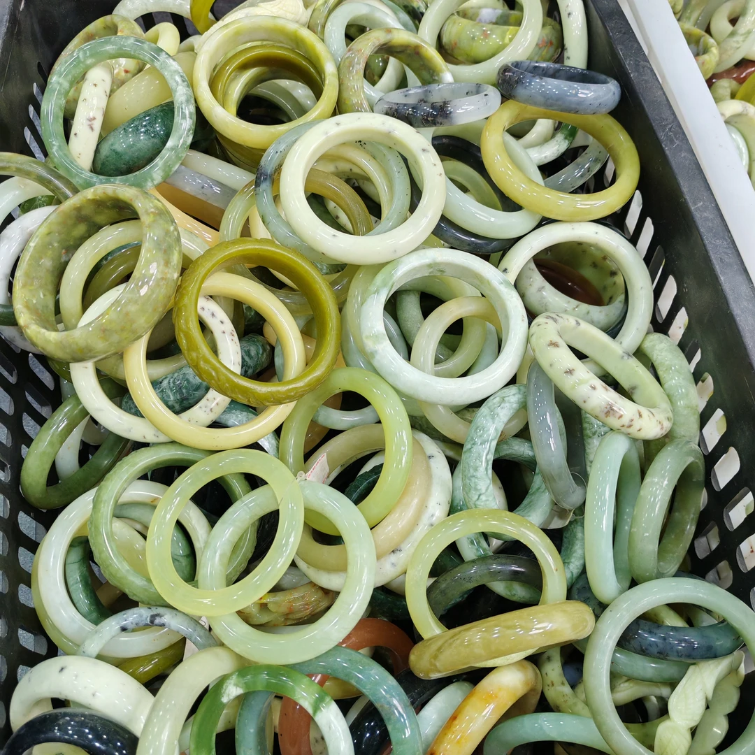 8-岫玉上品精美手镯（随机发货其中一个）