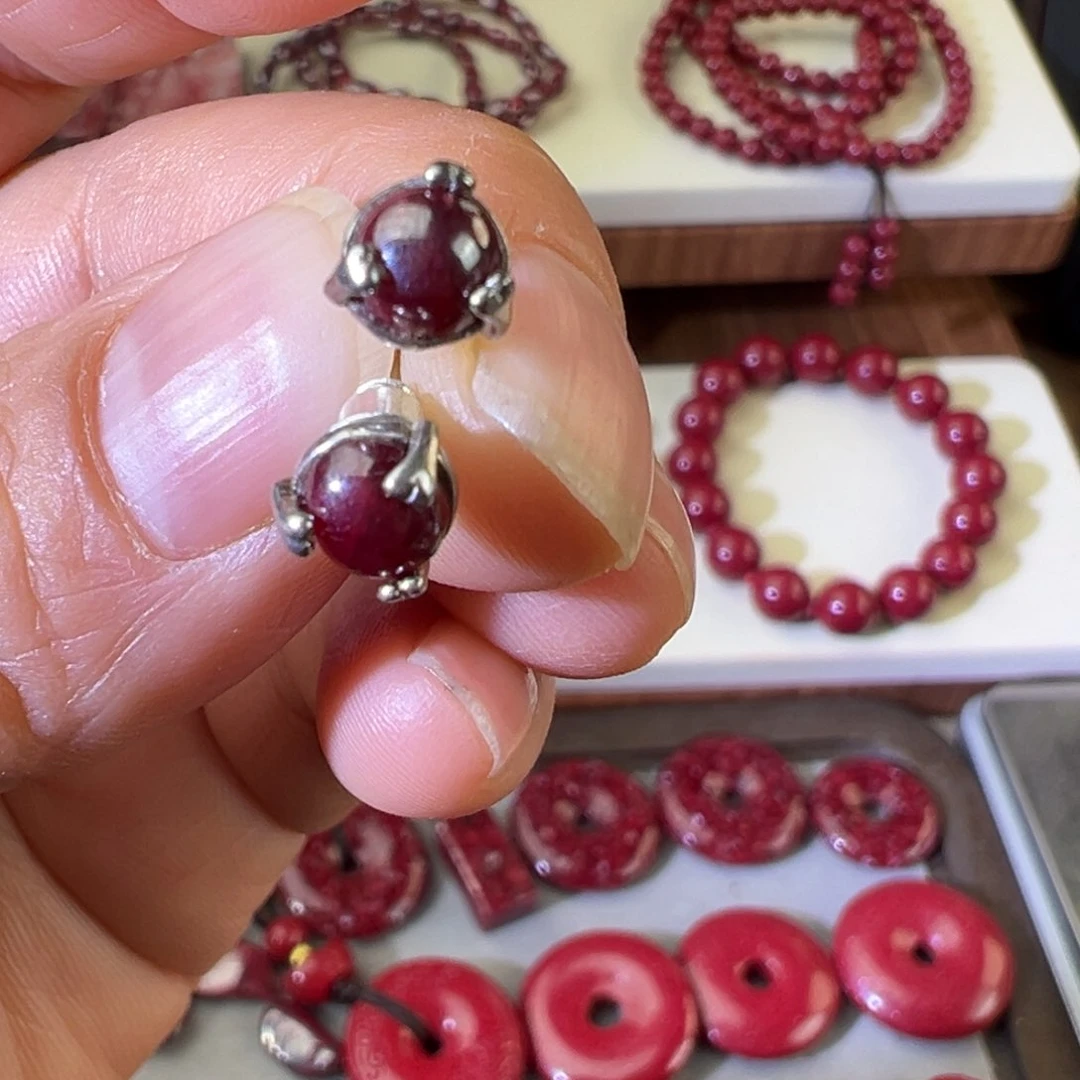 天然辰砂原矿晶体耳钉