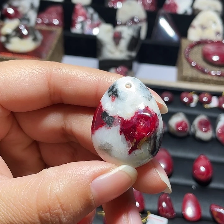 天然辰砂原石晶体吊坠