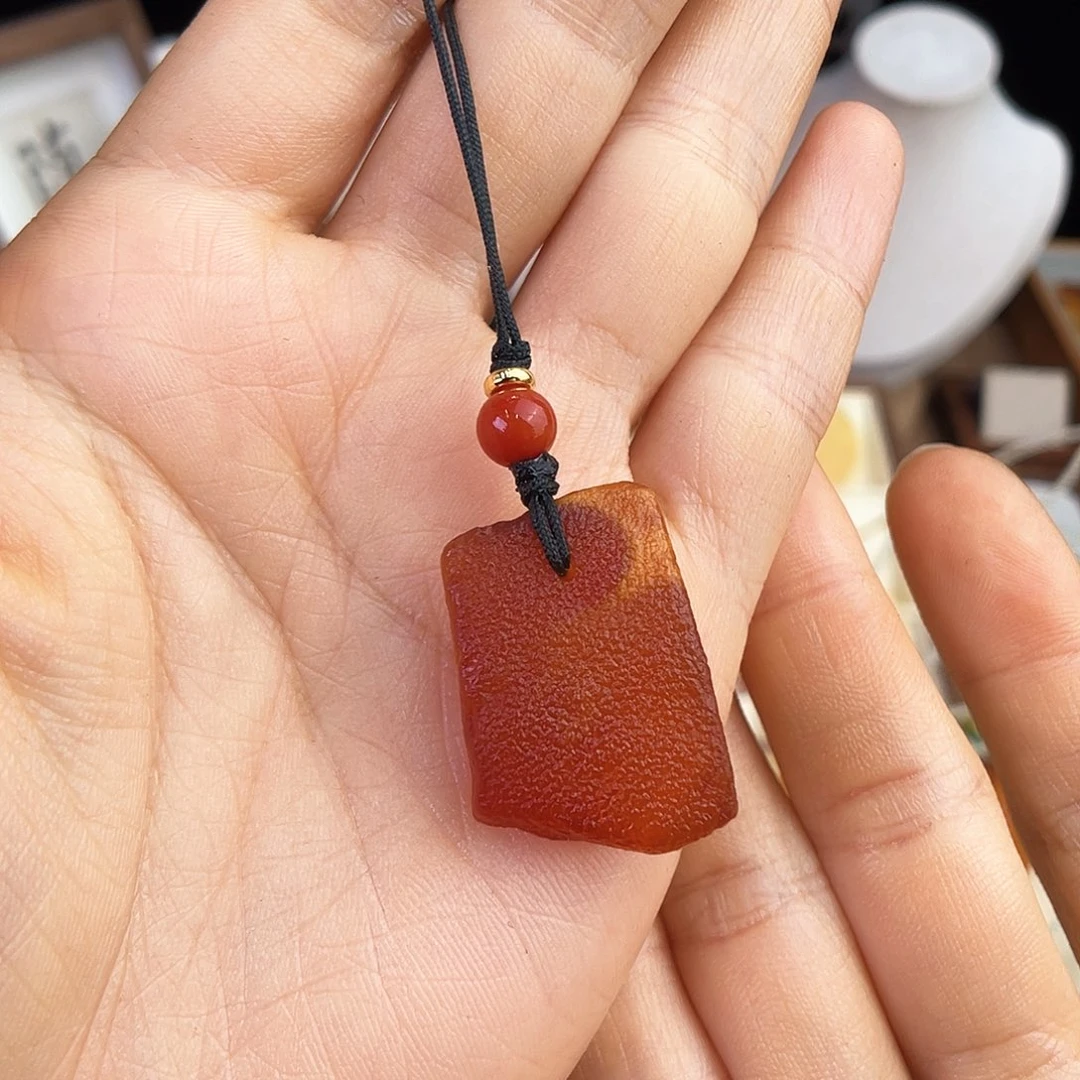 未镶嵌琥珀珠宝奇石。