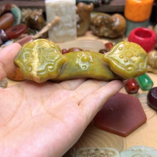 未镶嵌蛇纹石玉颈饰