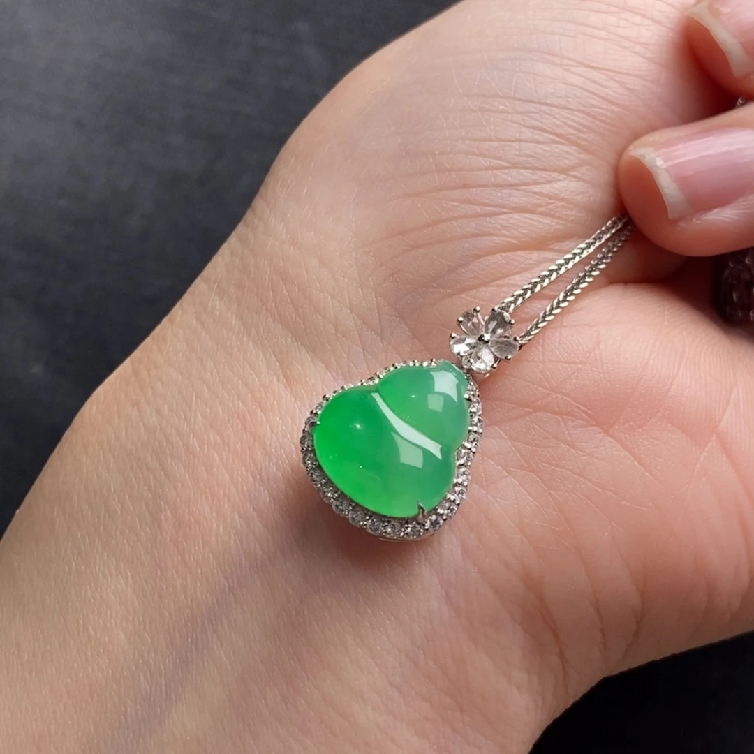 翡翠18K金镶嵌颈饰葫芦吊坠