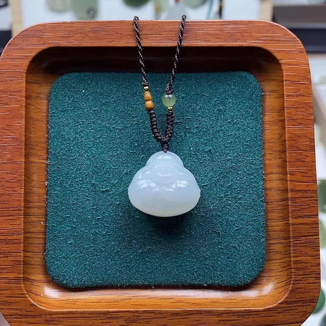 和田玉未镶嵌颈饰白色抱抱佛