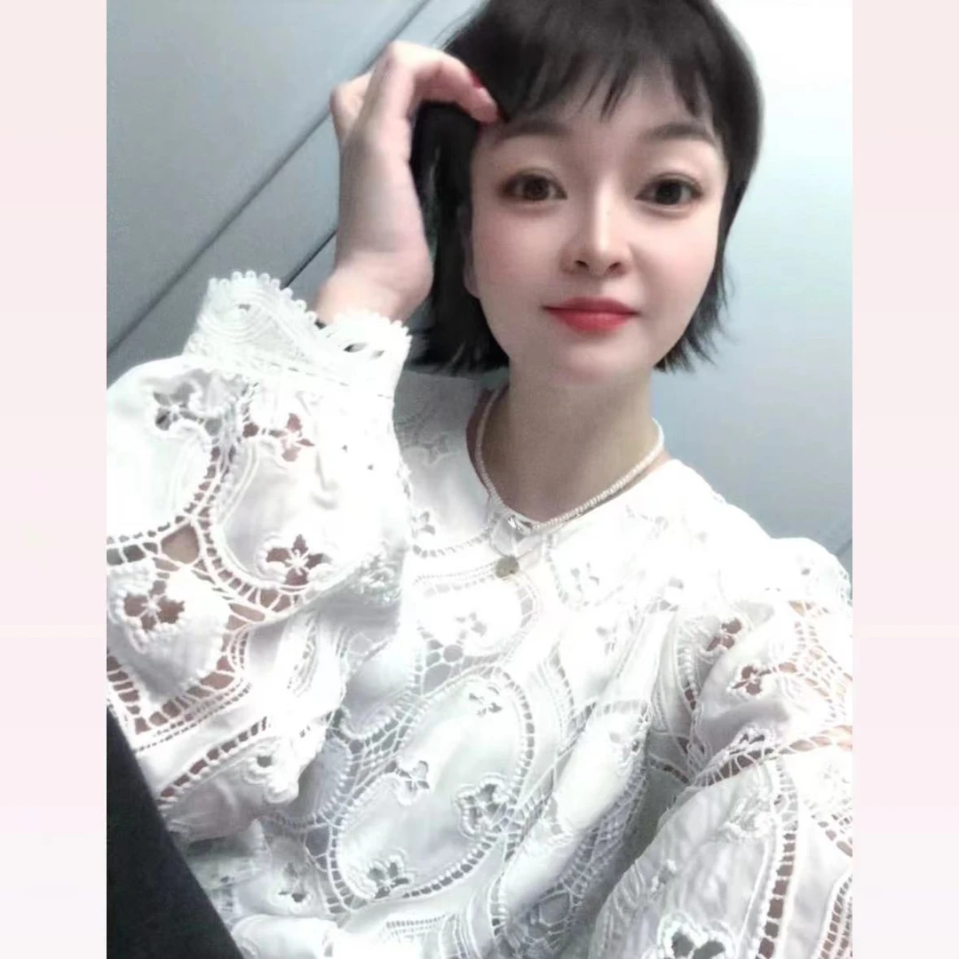 春苗女装      圆领镂空上衣     网红时尚百搭圆领气质