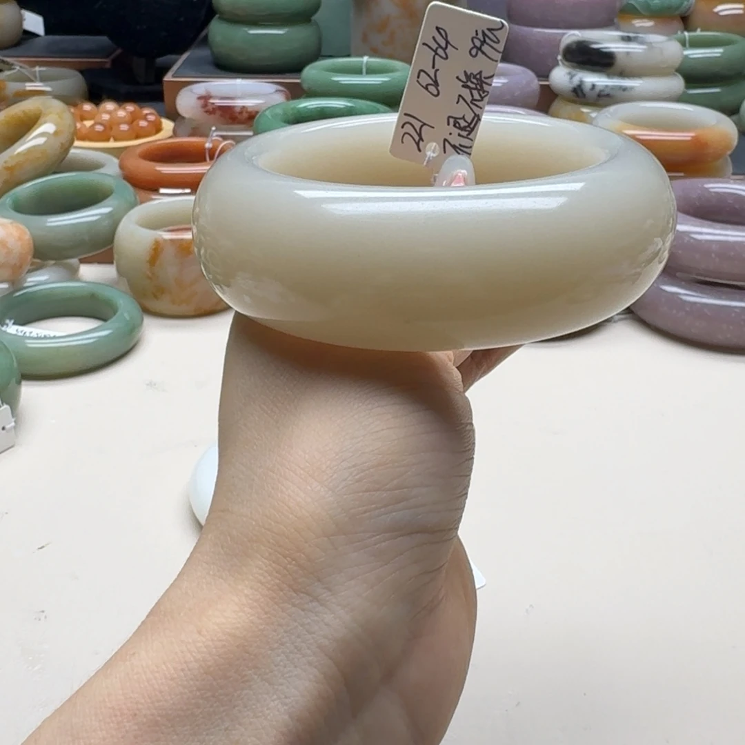 杏***茶石英质玉未镶嵌手镯