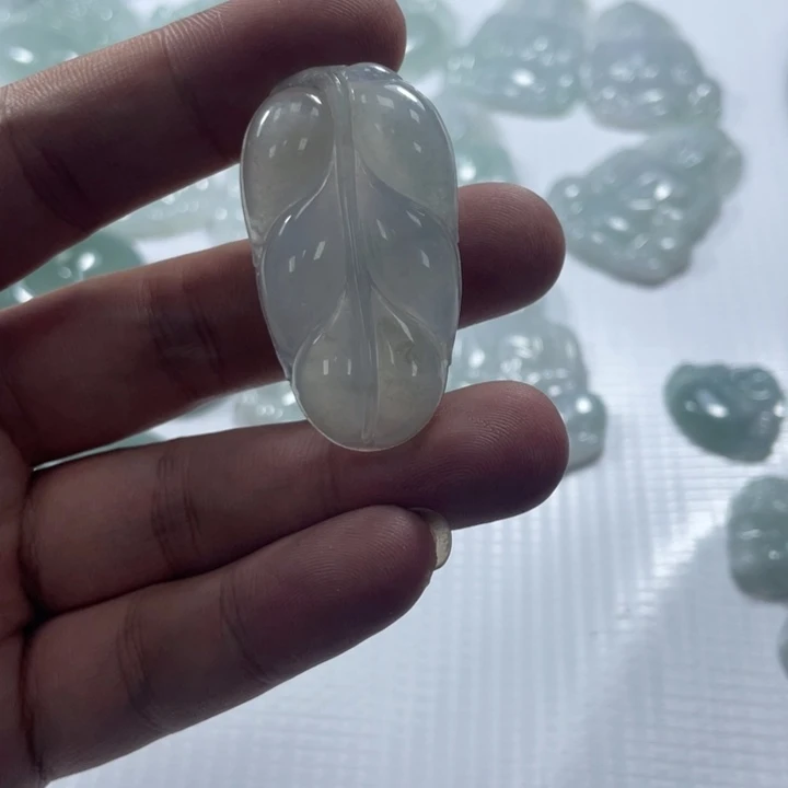 翡翠未镶嵌颈饰叶子